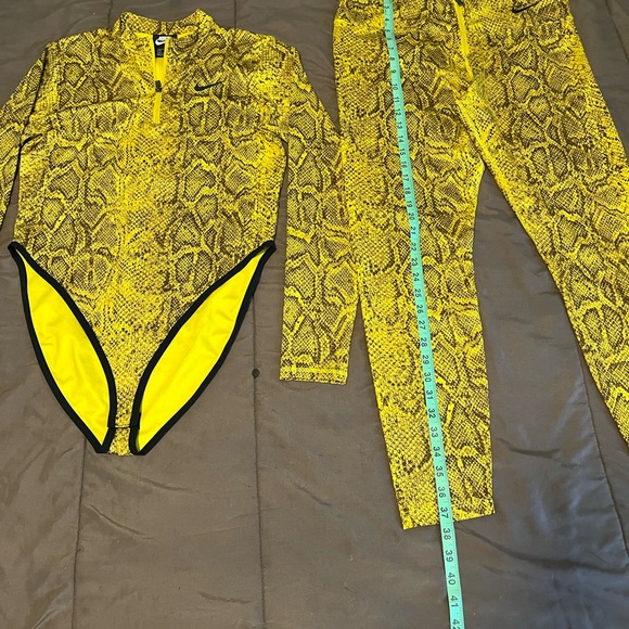 Nike Yellow Snake Print body suit with Leggings size large - Picture 1 of 10